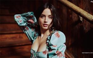 Ana de Armas grabs all the eyeballs with her mesmerising look